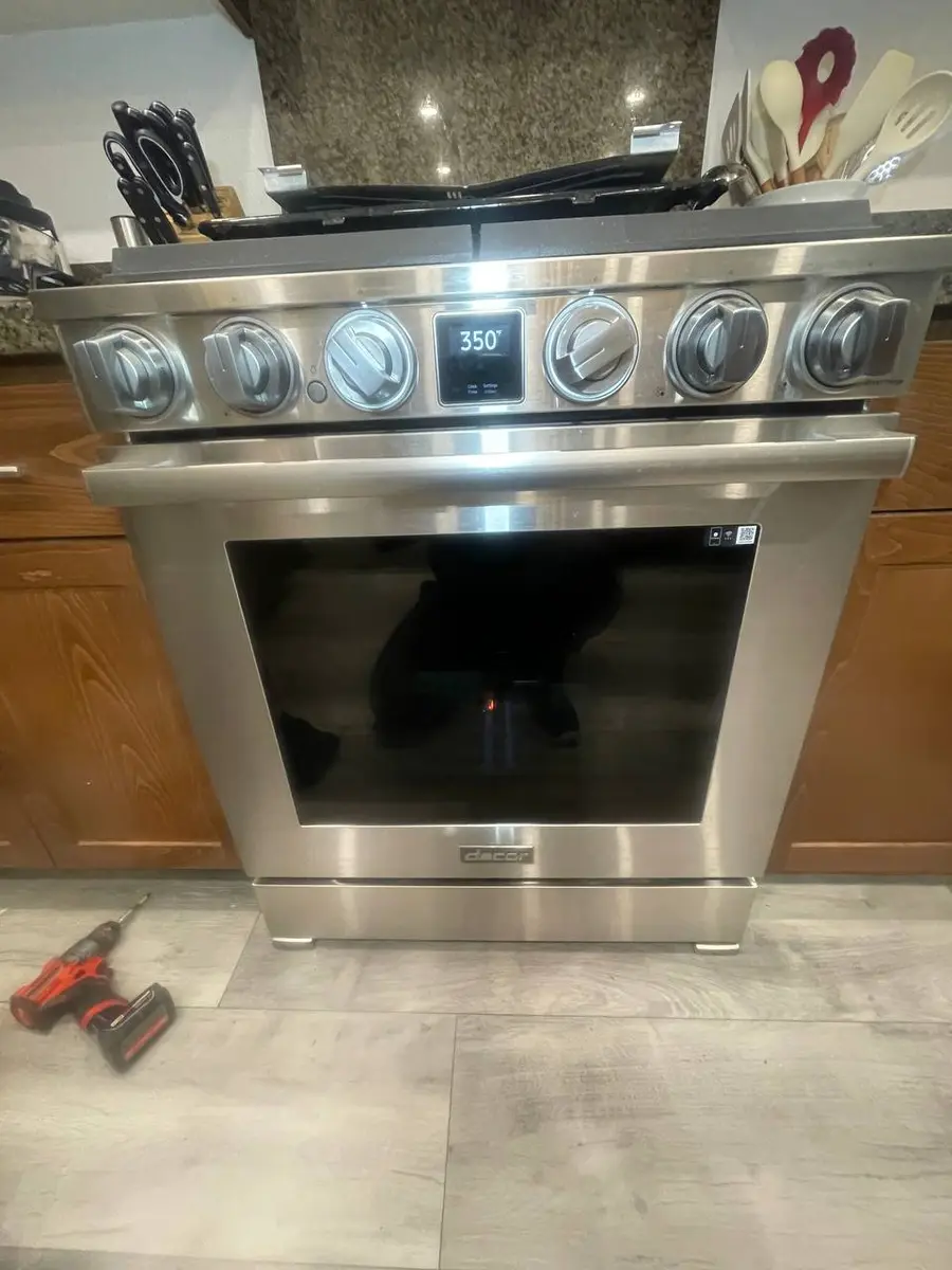 Dacor premium gas range in high-end kitchen — EasyBear luxury appliance repair